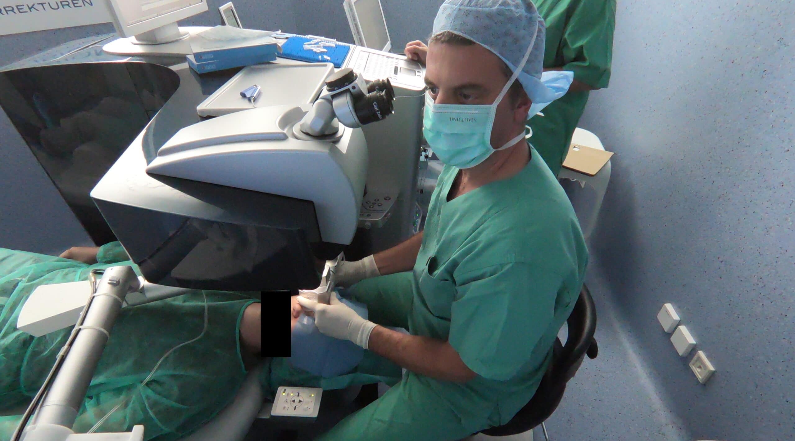 Prof. Linke bei einer MyoRing-OP