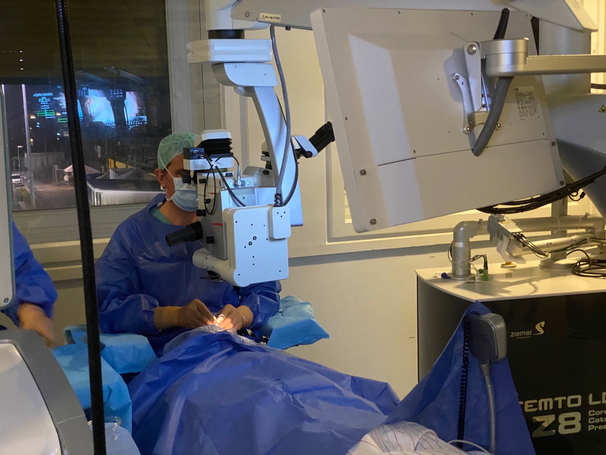 Prof. Linke bei einer Femto-Katarakt-OP